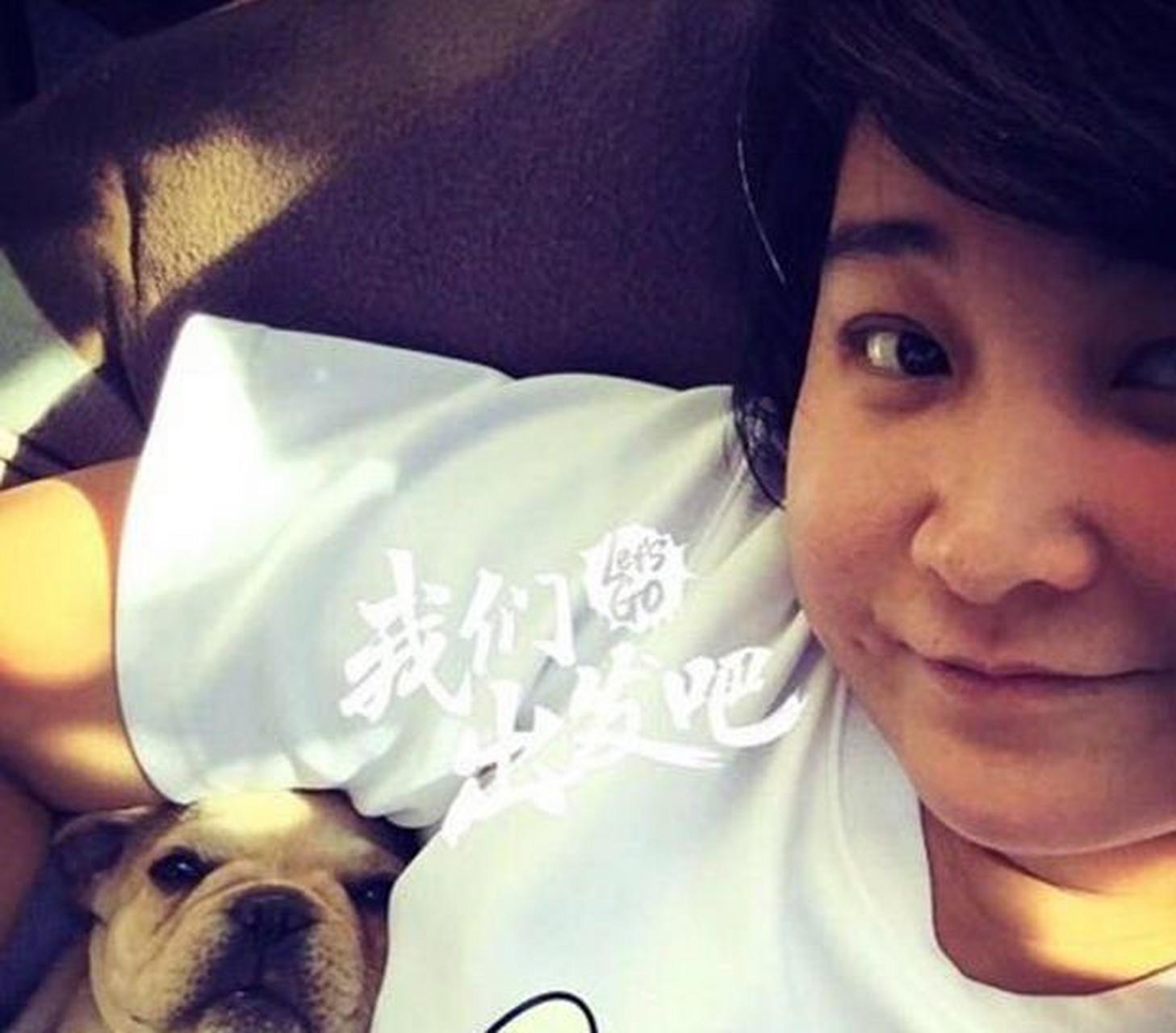 百家号星火计划# 贾玲的家 走进贾玲家,最显眼的是麻将桌,难怪朋佣技