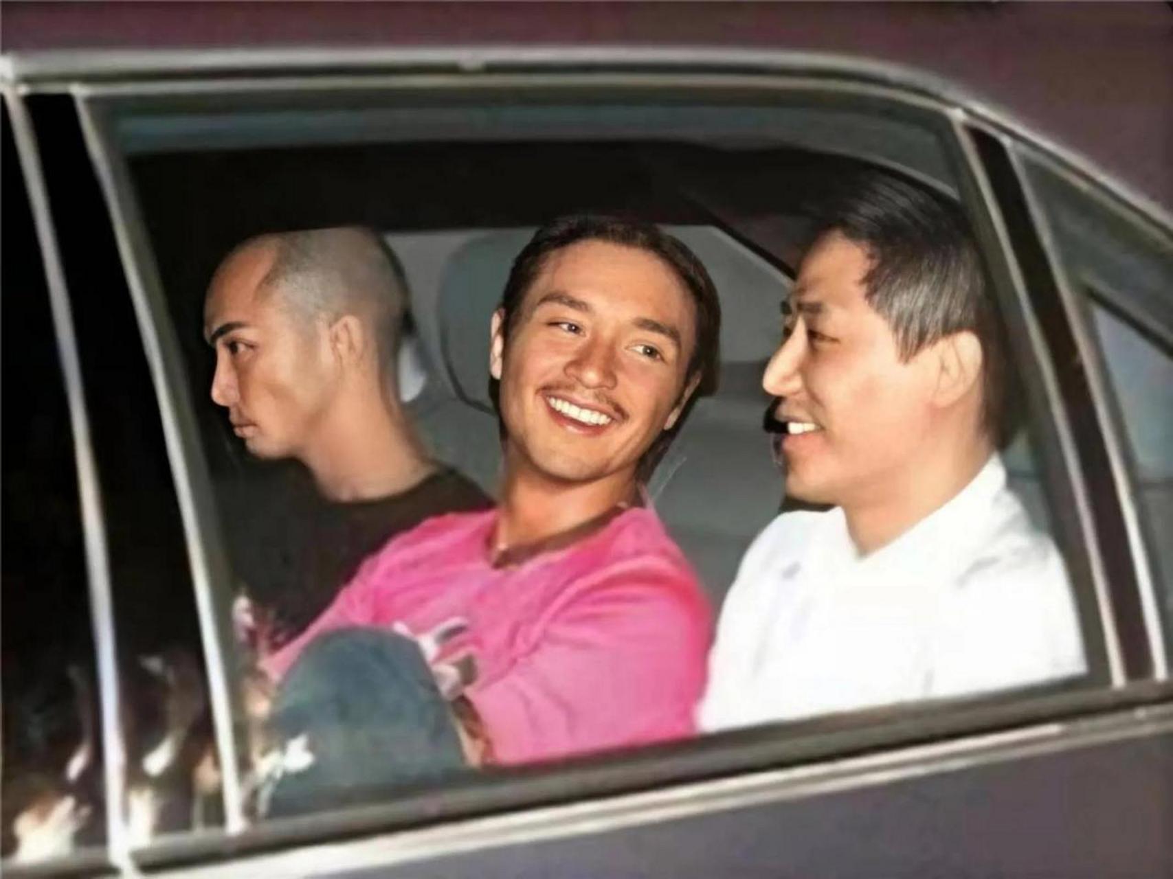 2003年,张国荣乘车前往红磡的时候,他看起来神采奕奕,穿着一件红色的