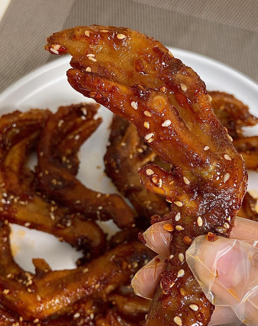 椒盐鸭爪 95食材:鸭爪 115鸭爪冷水下锅, 和生姜料酒一起煮15分钟