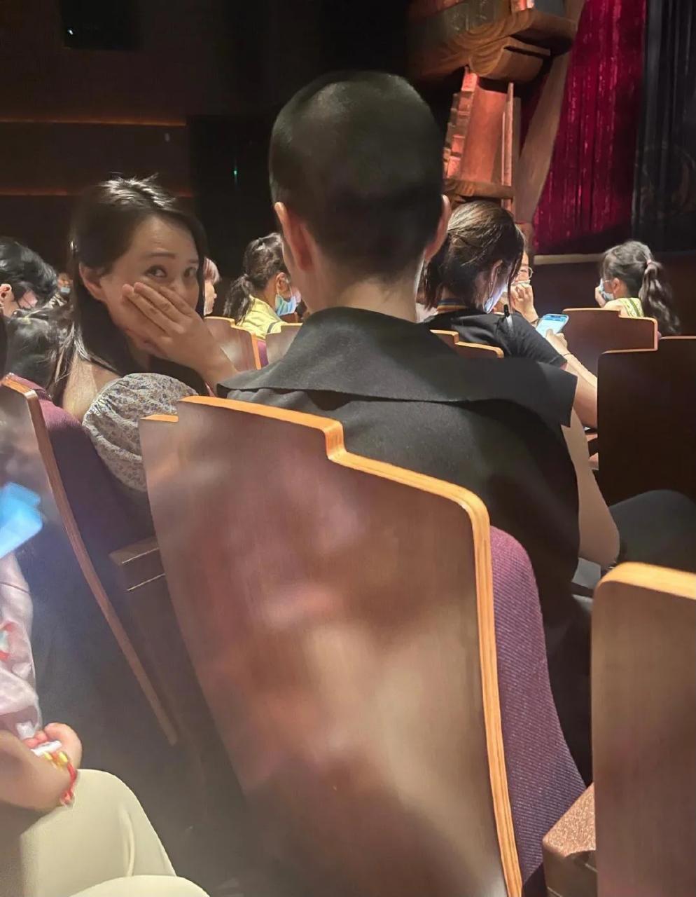 上海迪士尼伊能静,身旁是儿子和女儿,碎花裙搭配草帽好少女,53岁看