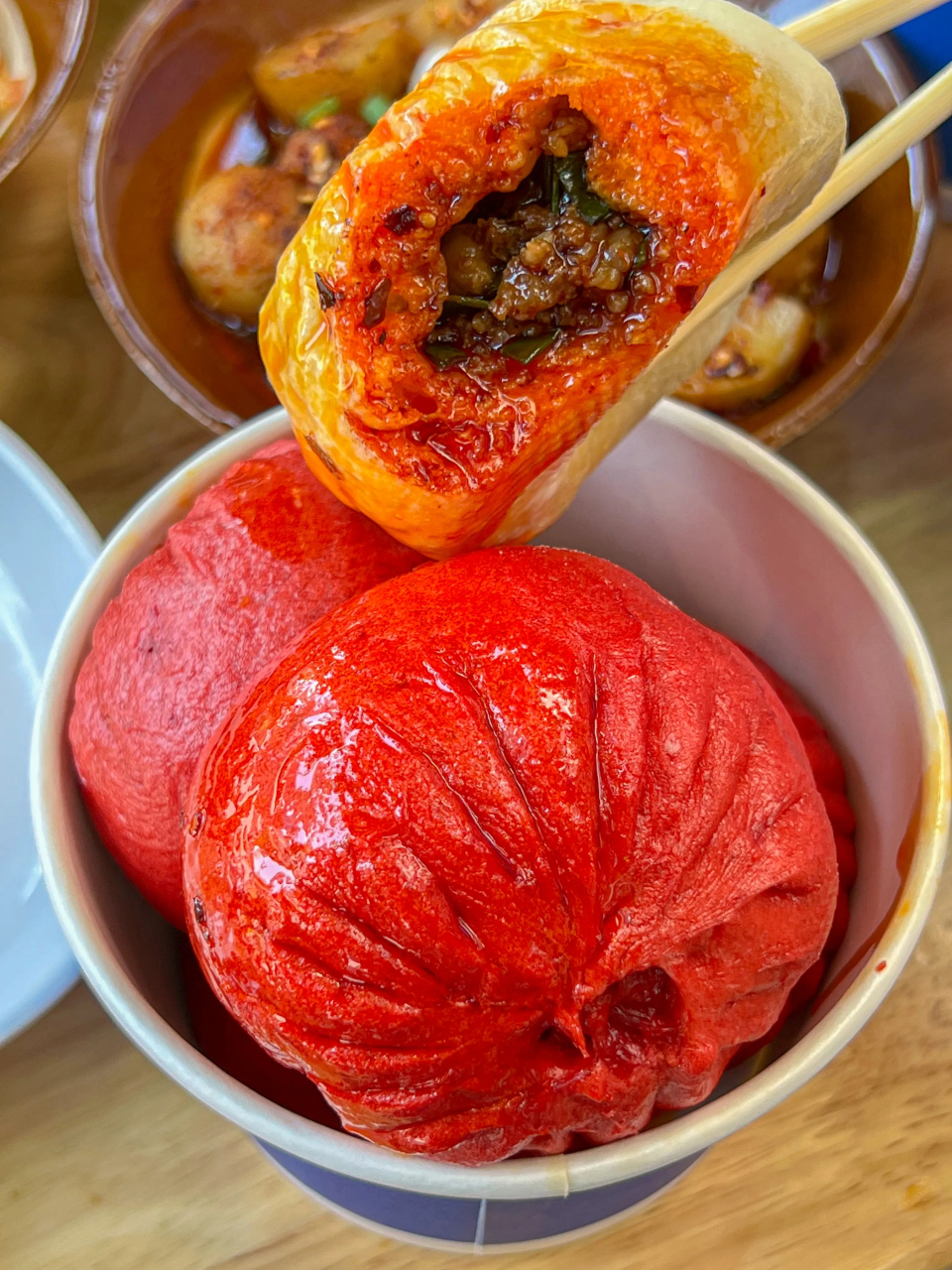 朋友在重庆吃红包子皮薄馅儿多  红包子是火锅肥肠加芹菜颗颗,  牛肉
