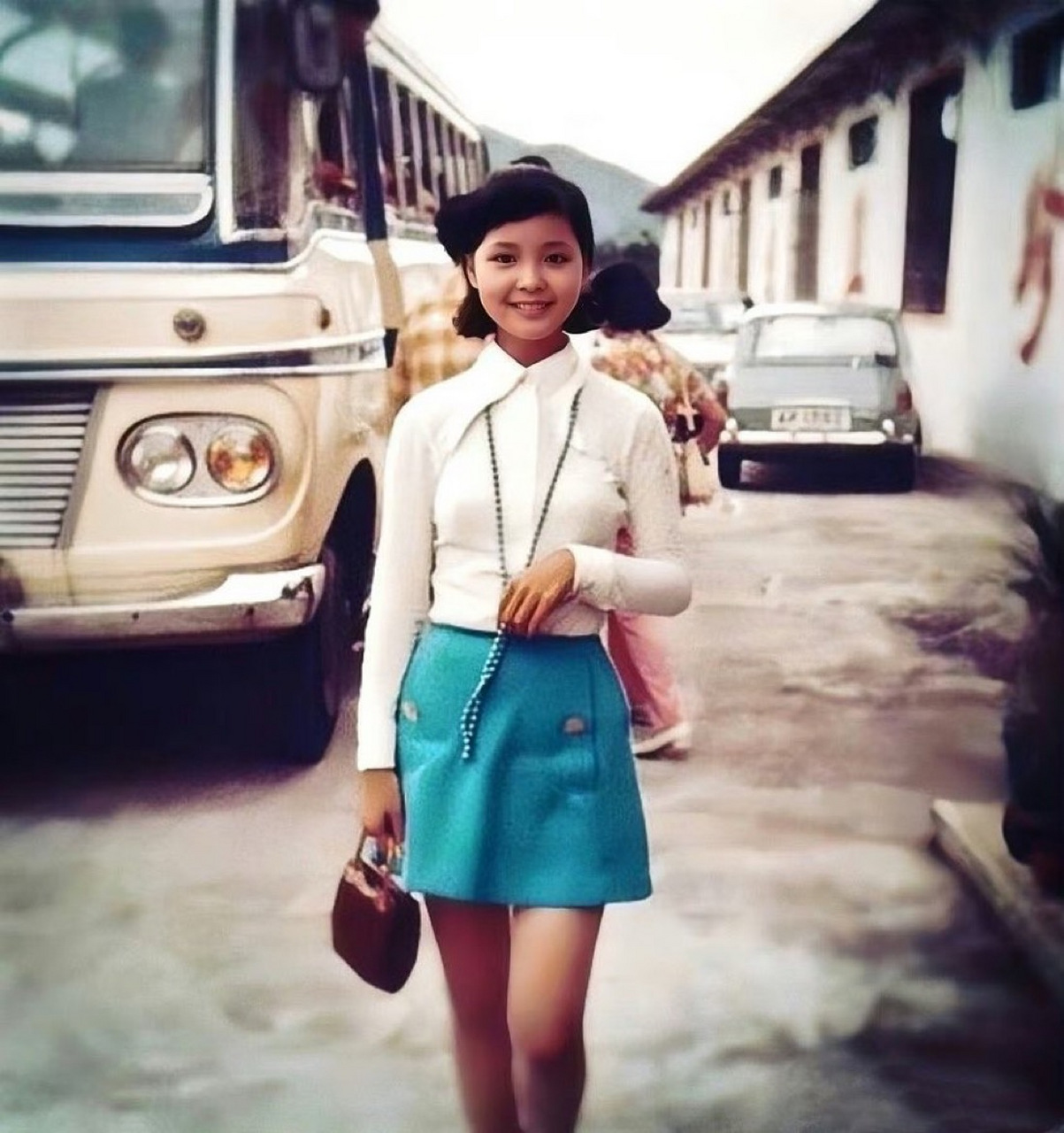 邓丽君(teresa teng),被称为"亚洲永恒的流行女王",1970年代.