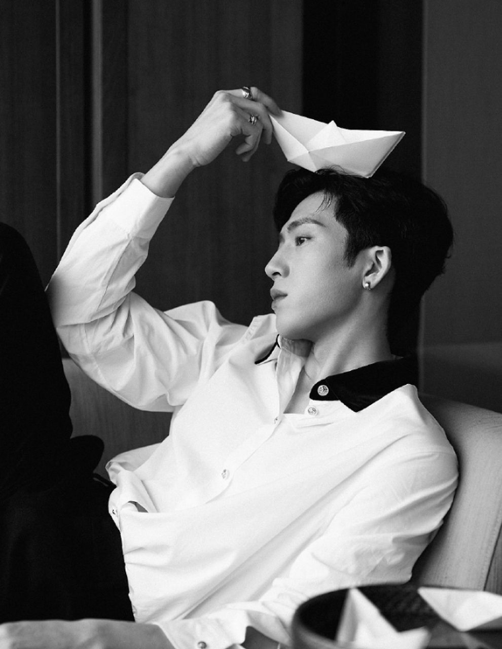 井柏然发布黑白主题大片迎接2023 ,侧颜精致俊美帅气.