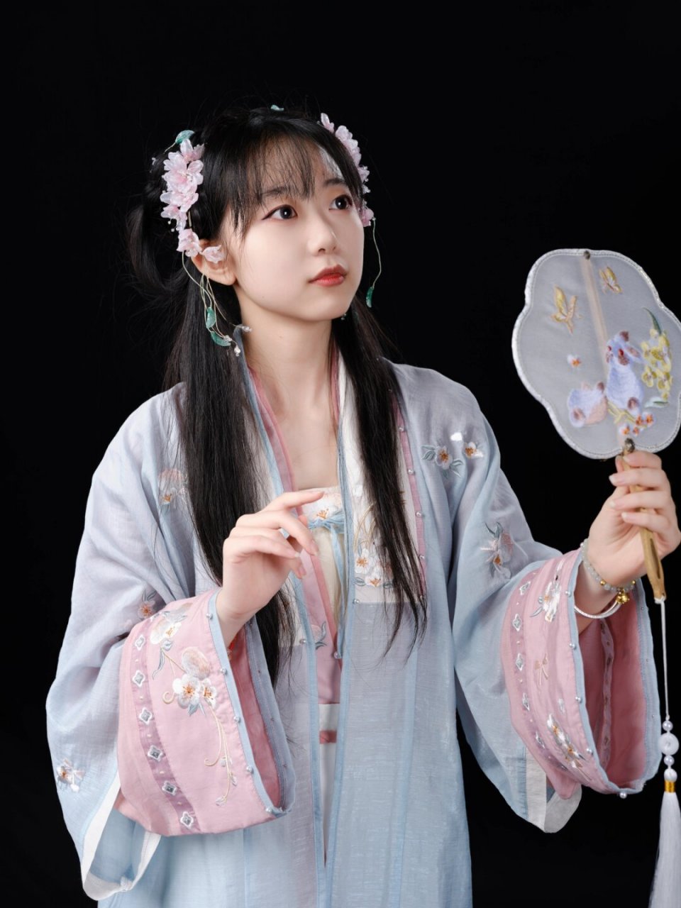 团扇拍照动作  这里有一组古风团扇的动作供大家分享.