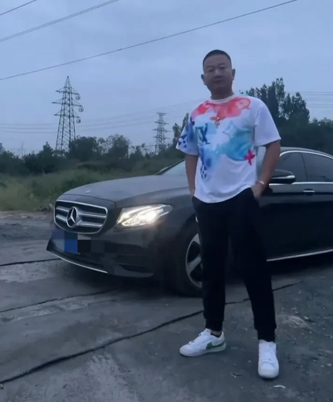 网红阿giao高调晒出他花了上百万买的奔驰车,阿giao直播表示:快没钱