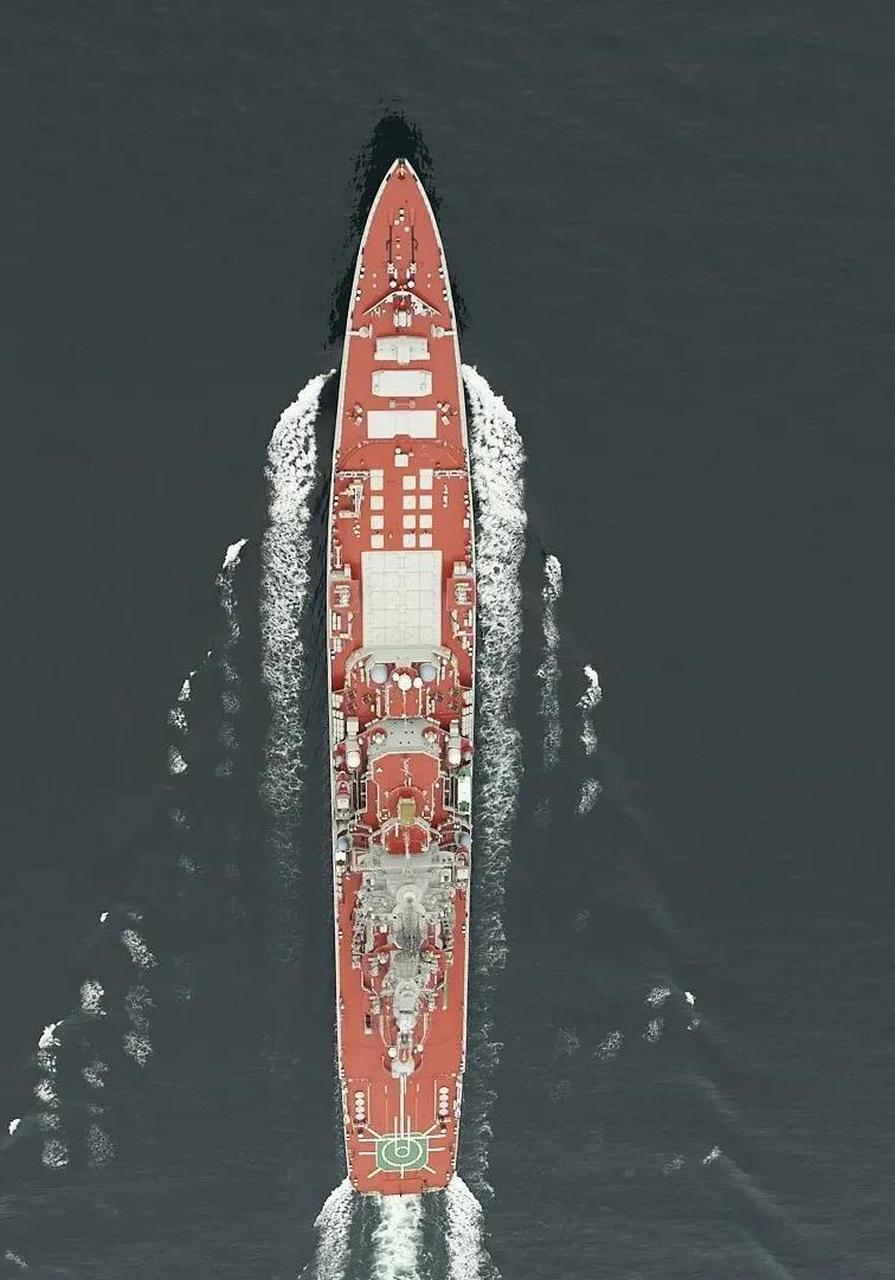 "基洛夫"级核巡洋舰"彼得大帝"号俯视图