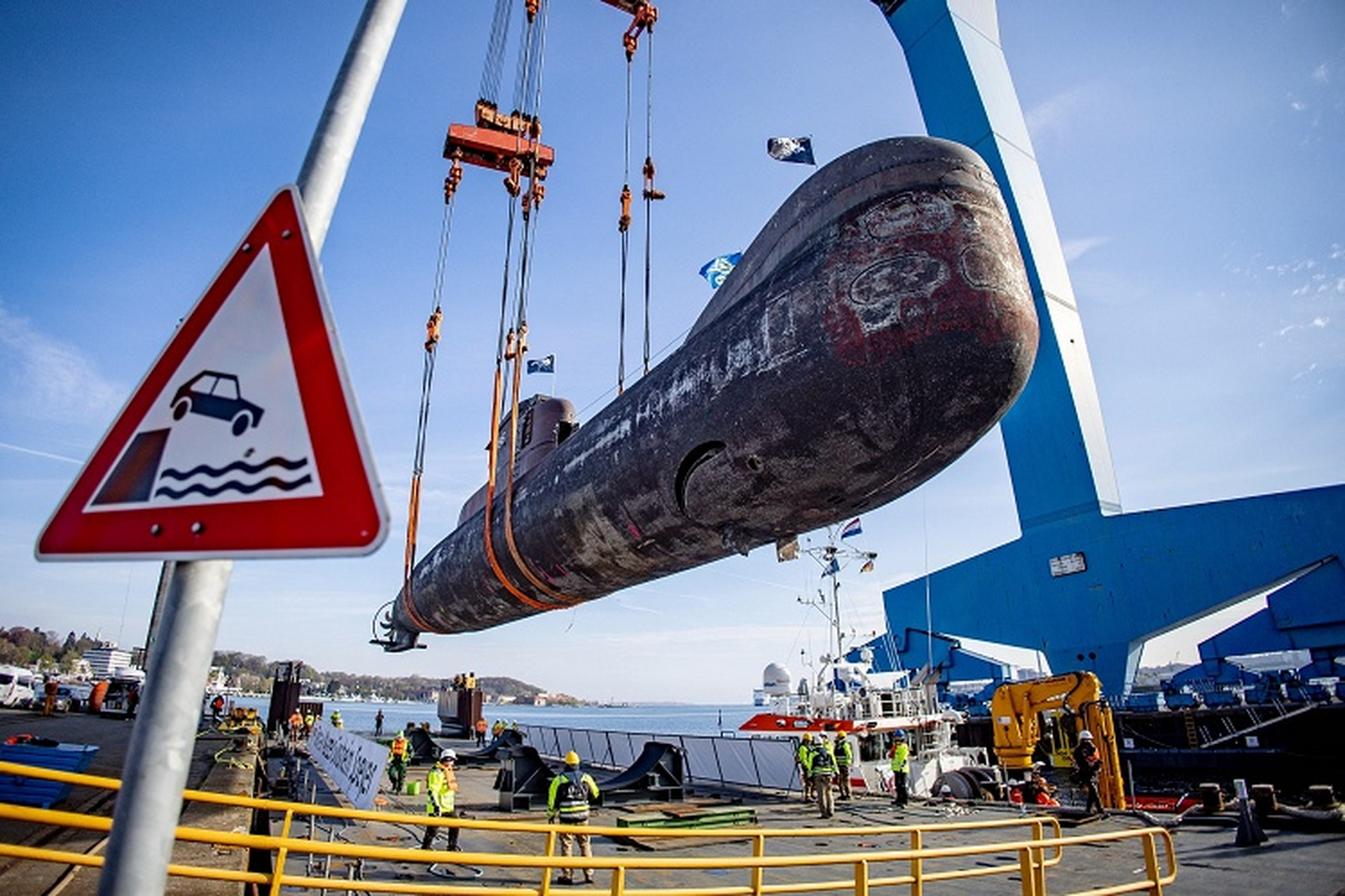 一架起重机正在将重达500吨的德国「u-17」号 206a 级常规动力潜 