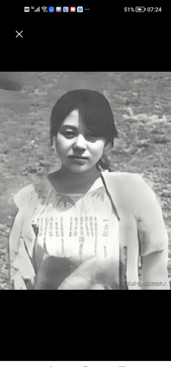 她1971年出生在河南新安县,父亲是矿上的一名工人,母亲是一位家庭