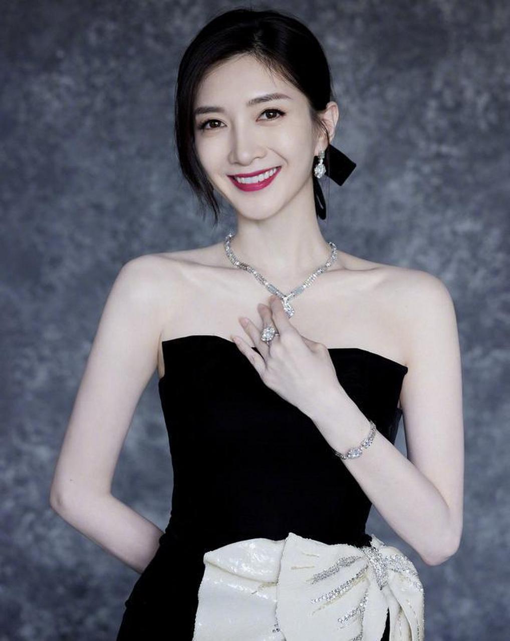 江疏影一袭黑色大蝴蝶结礼服裙,优雅妩媚又性感