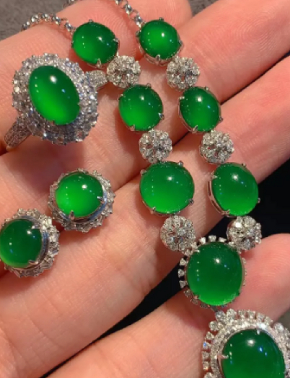 点击头像看直播##翡翠# 玻璃种艳绿蛋面套装,颗颗精选的绿蛋,水灵