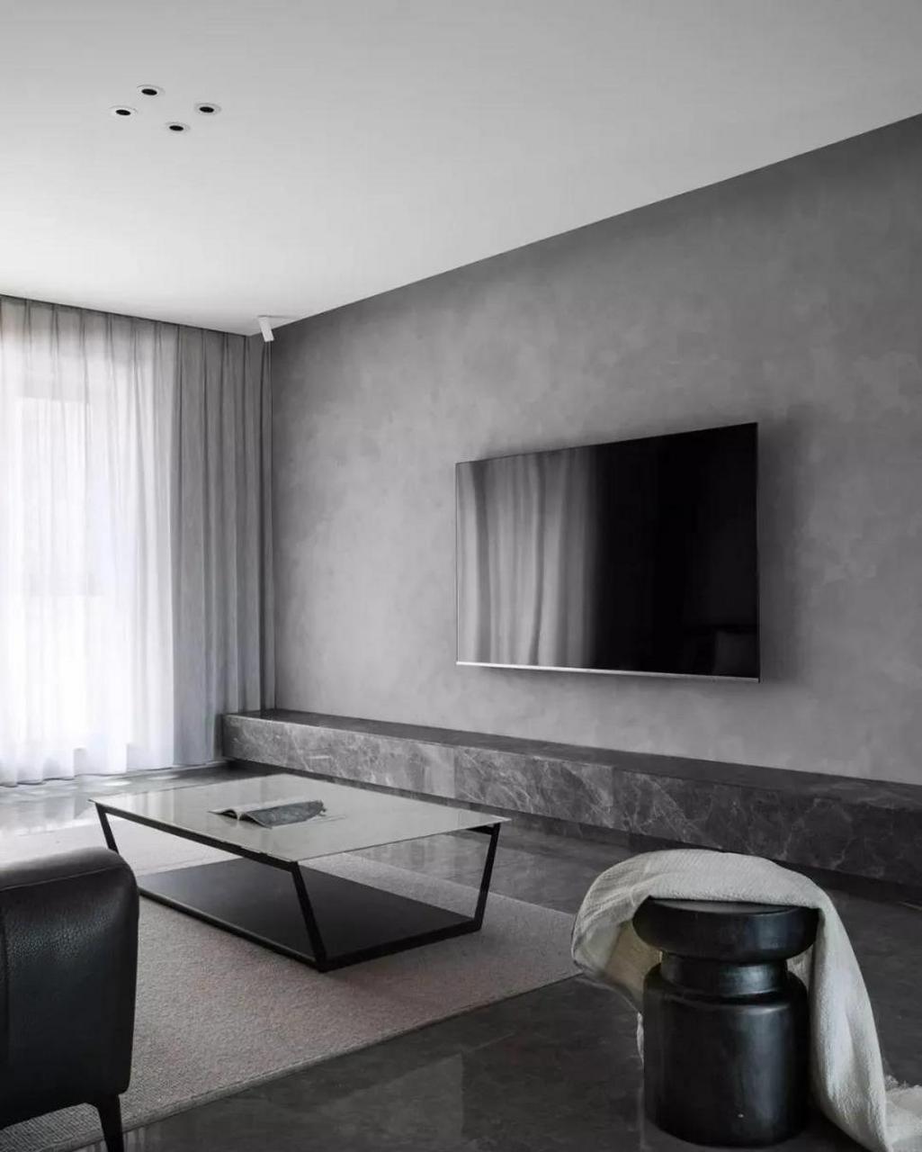 这是一套套内面积为107平黑白灰三居室,其中客厅蛮有个性,沙发墙以木