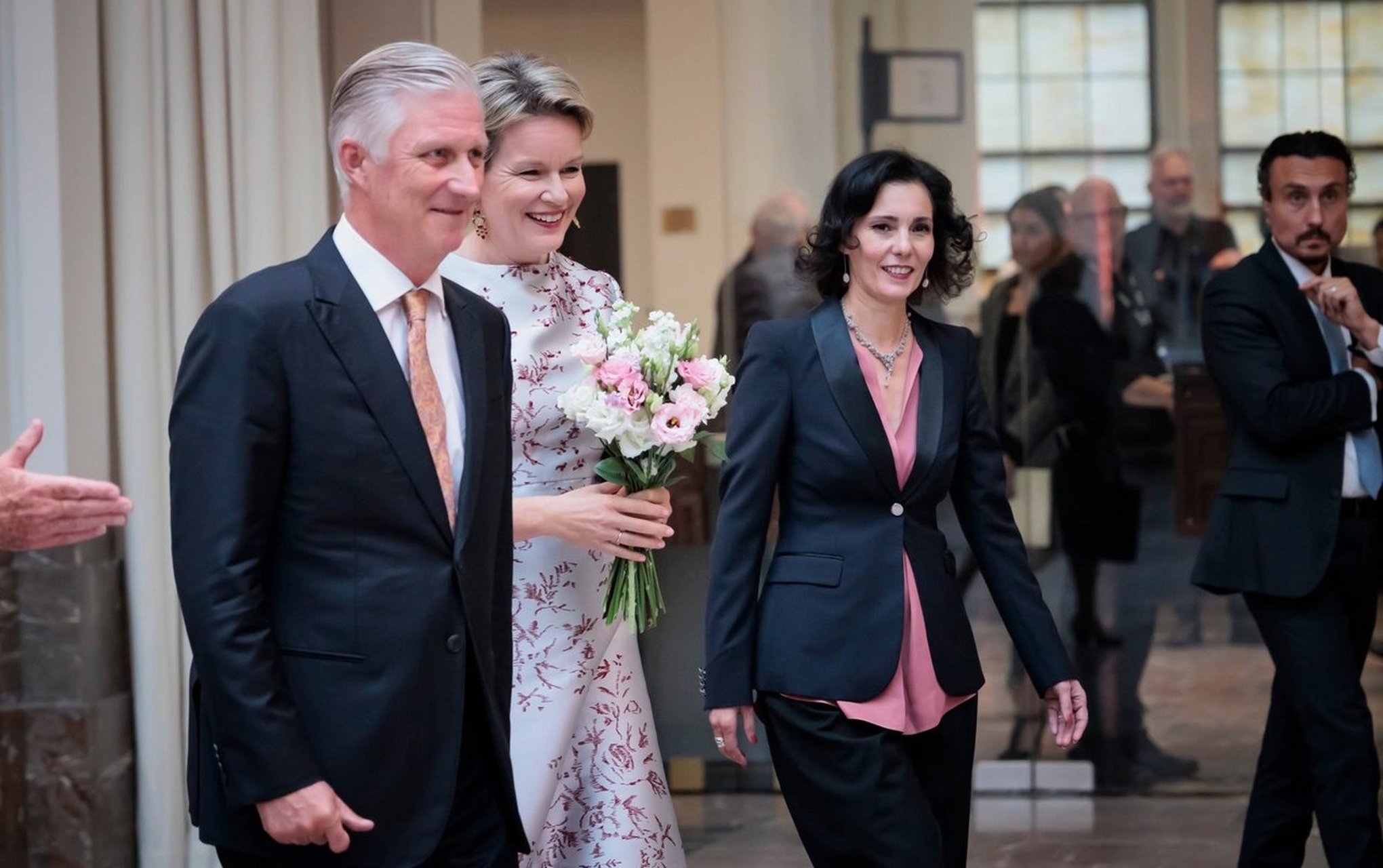 4 比利时国王菲利普和王后玛蒂尔德参观展览,玛蒂尔德水桶裙来自natan