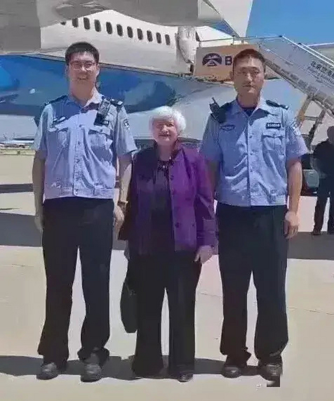 耶伦跟警察同志合影!