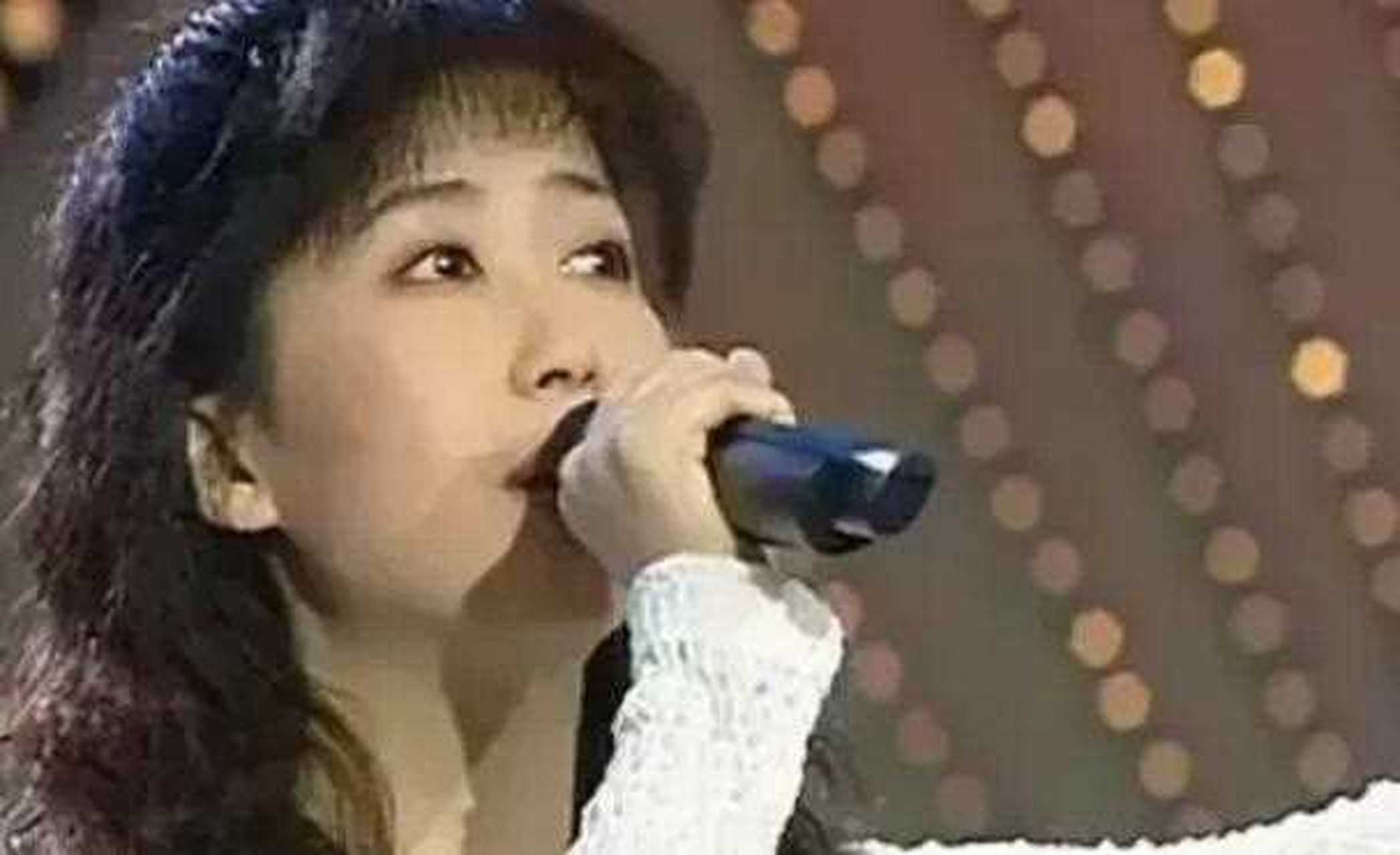 1995年,春晚邀请当红歌手孟庭苇登台演唱《风中有朵雨做的云》,结果她