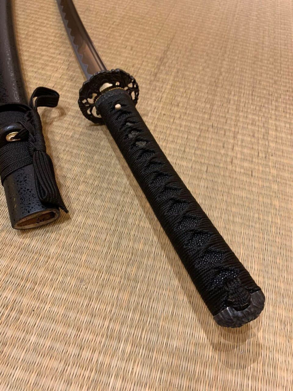 武士刀的刀身细长,刀刃锋利,具有极高的杀伤力