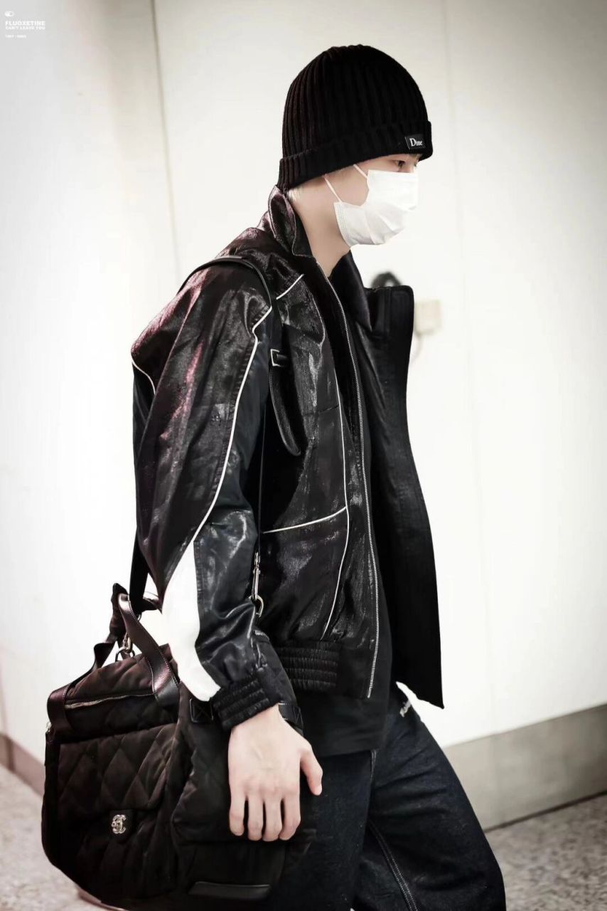 王一博机场街拍 撞色夹克内搭t恤, 下搭牛仔直筒裤配运动鞋,帅!