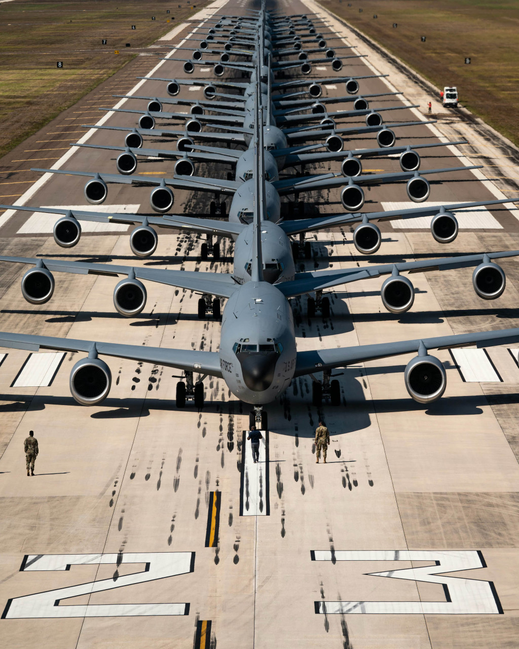 美国空军17架kc-135加油机,在佛罗里达州麦克迪尔空军基地大象漫步
