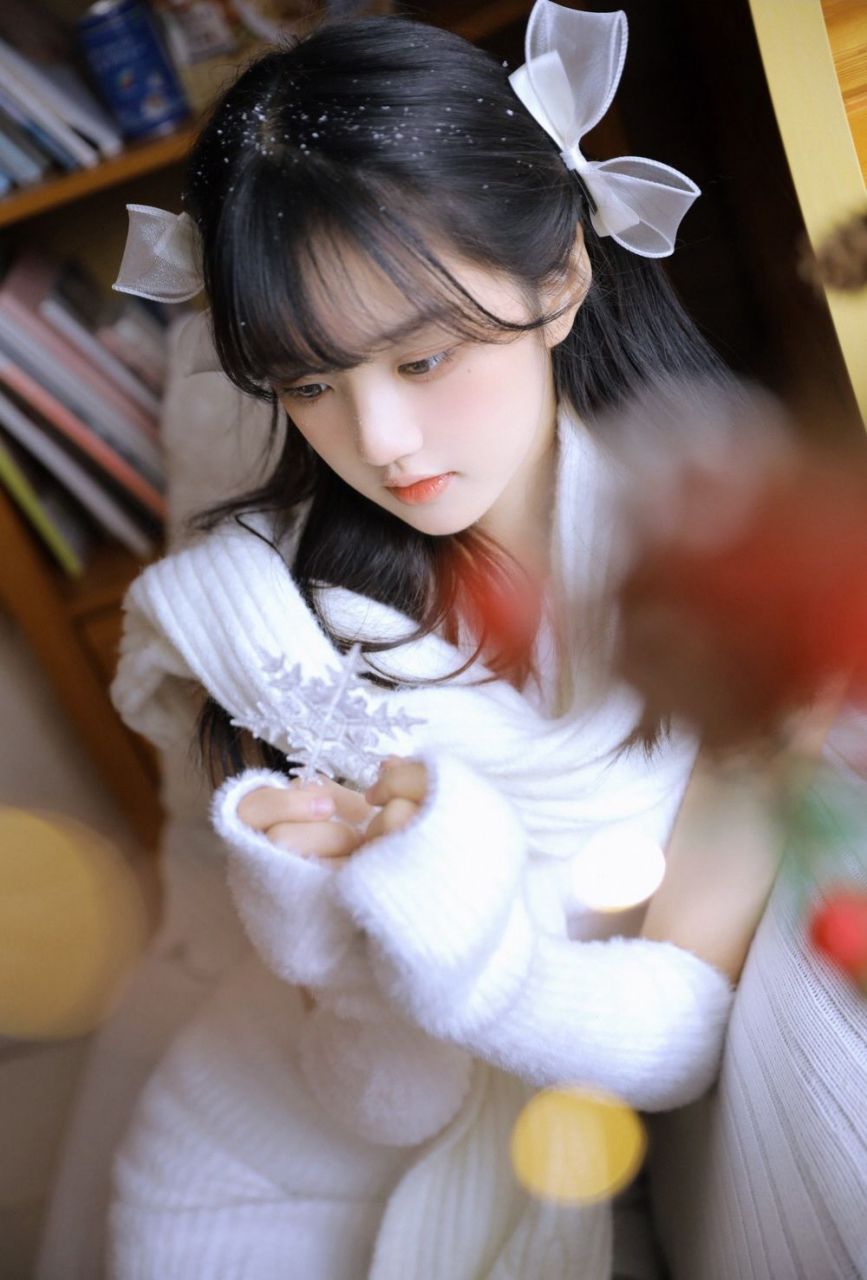 纯欲系少女纯白连衣裙私房写真