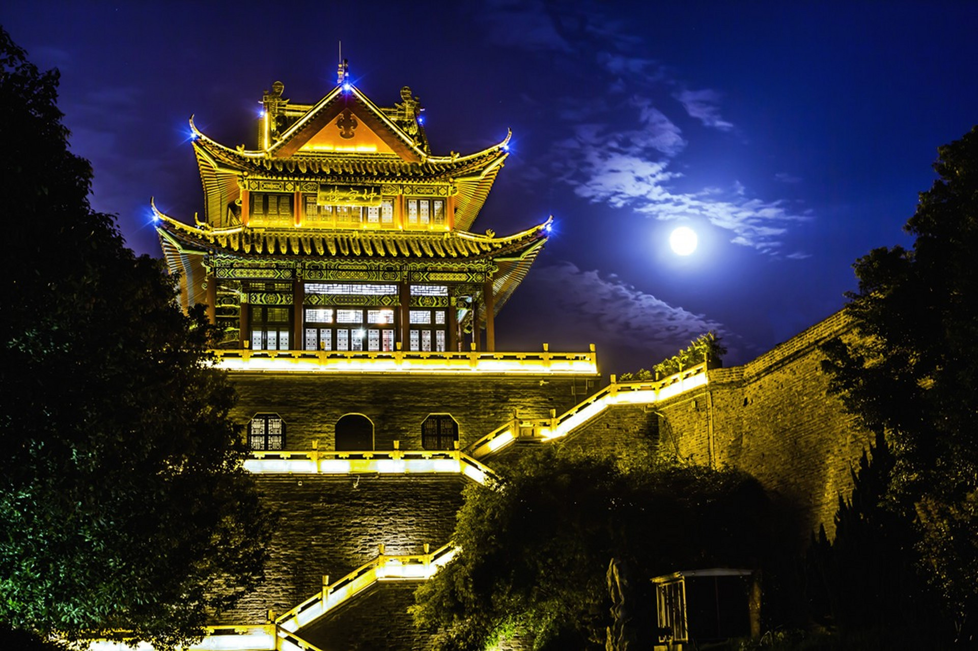 整个仲宣楼高17米总面积650平方米悬挂沈鹏等名家题写的"仲宣楼"等8幅