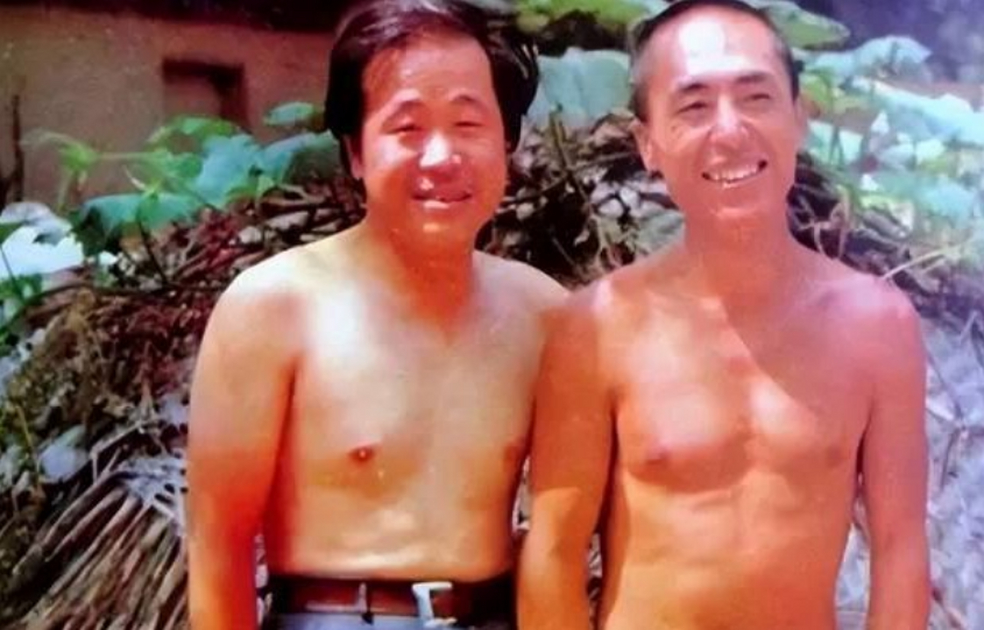 1986年,张艺谋看上了莫言的红高粱,问道:"我想拍你的红高粱,800块可以