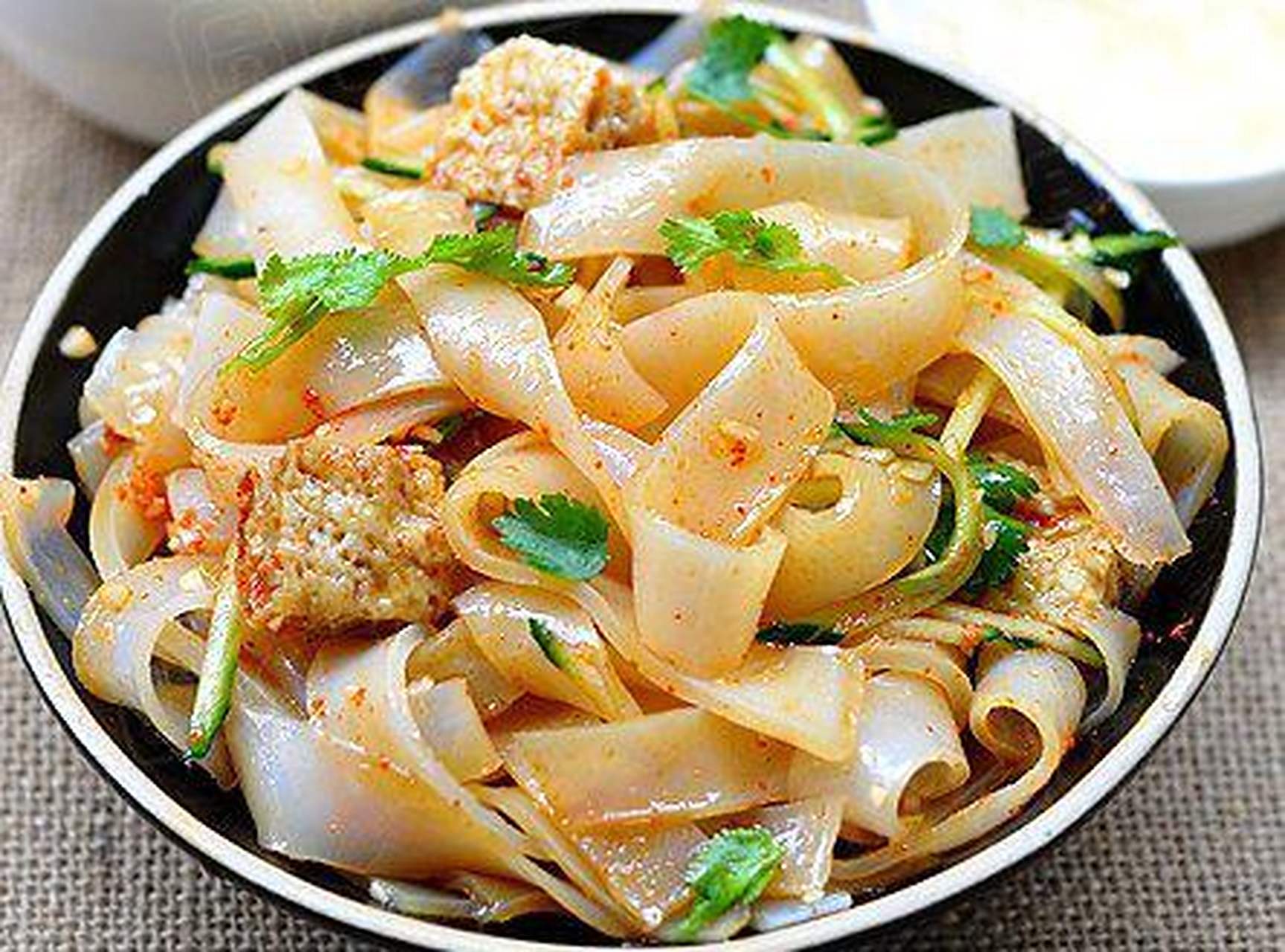 凉皮,凉面其实时节,一年四季都有售卖,但在夏日来一碗清爽的凉皮,入口