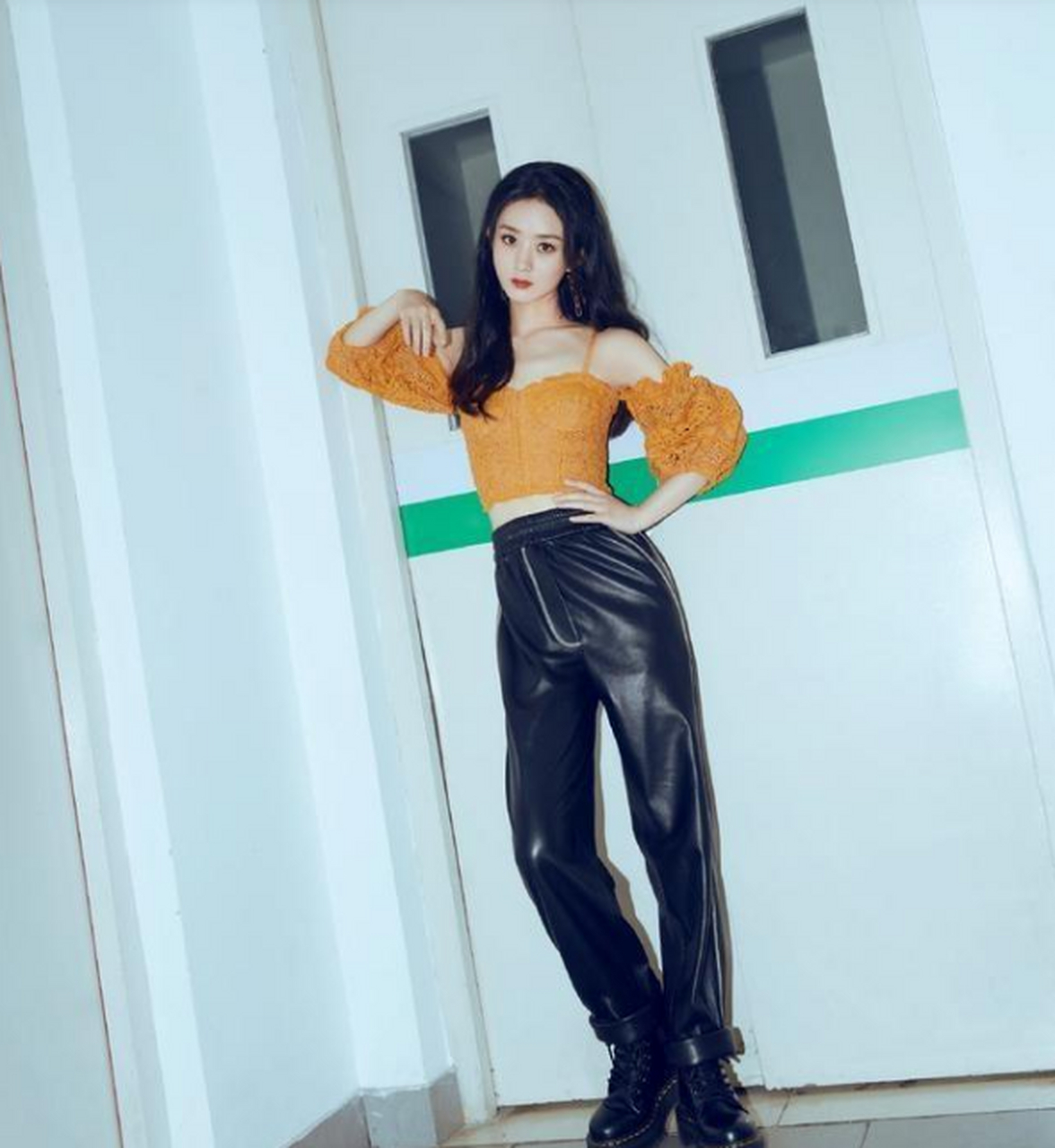 赵丽颖当妈后更敢穿,黄色吊带上衣配皮裤,看上去很是帅气,特别有个性.