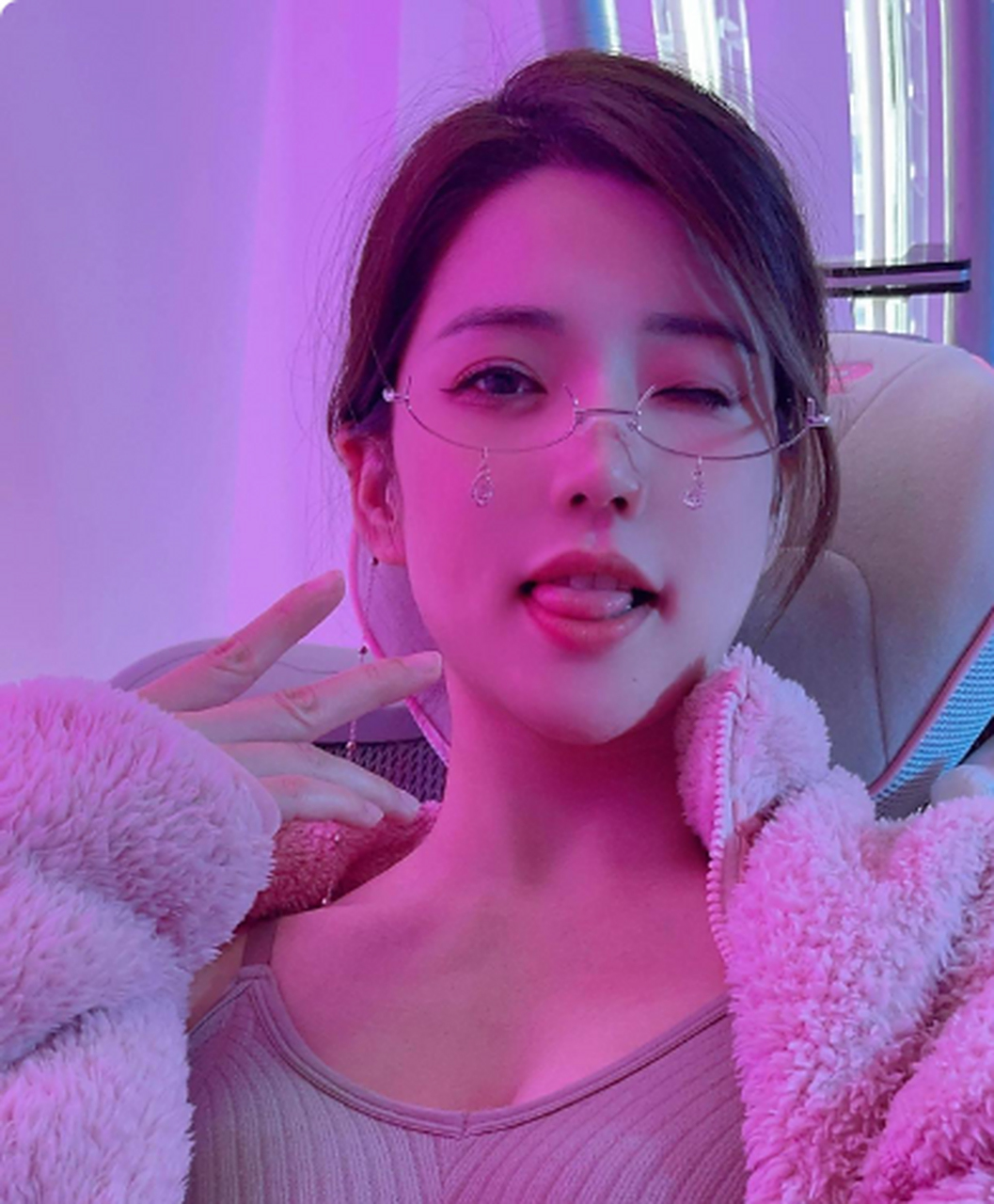 喜欢带眼镜的小姐姐吗