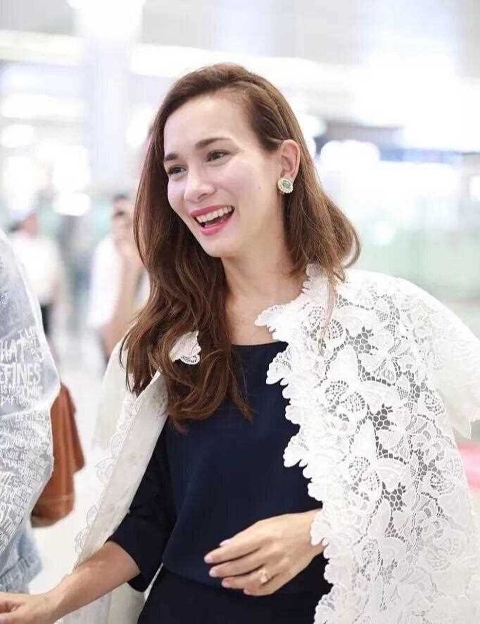 混血美女卢靖姗穿搭随性,白色背心搭牛仔裤,和老公韩庚甜蜜出行