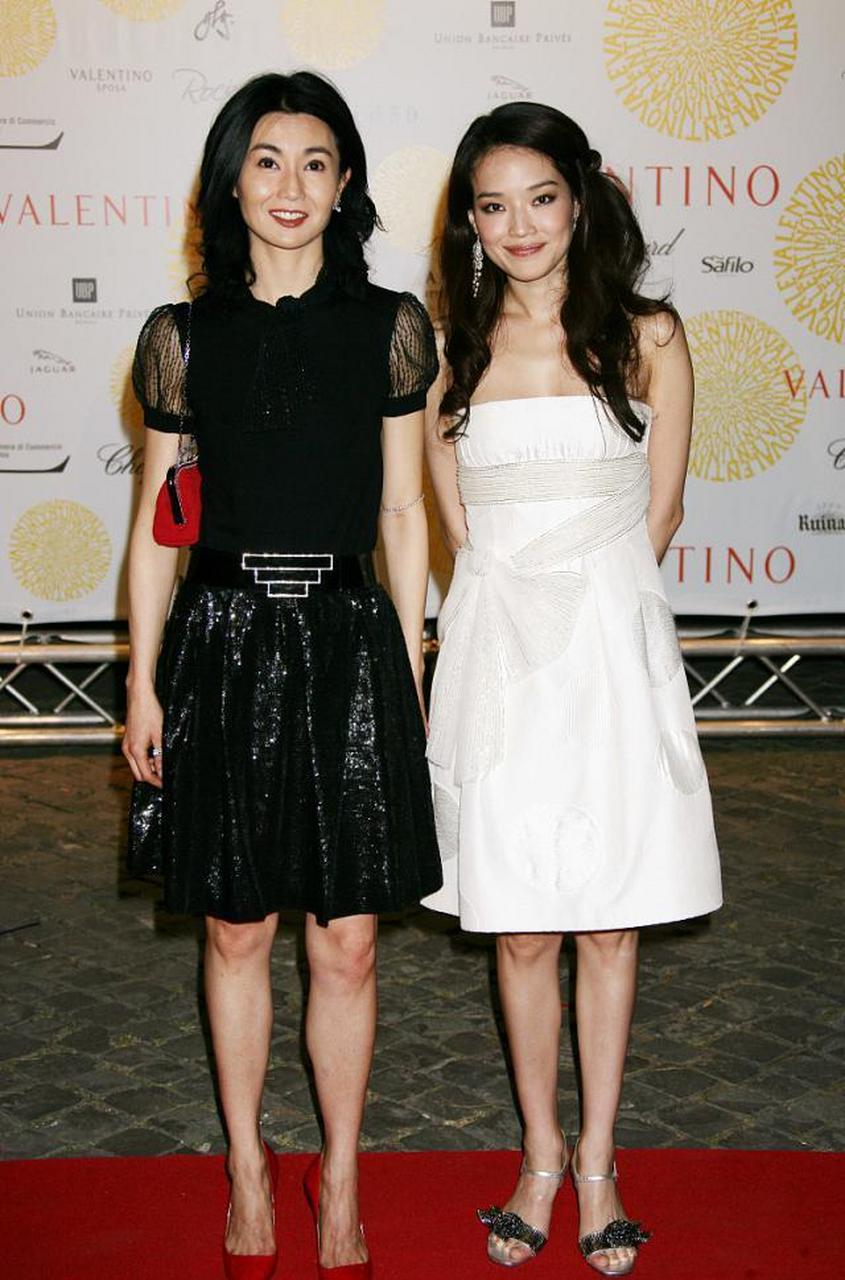 张曼玉,舒淇合照,第一次看到照片里舒淇居然有这么乖的感觉,她穿小