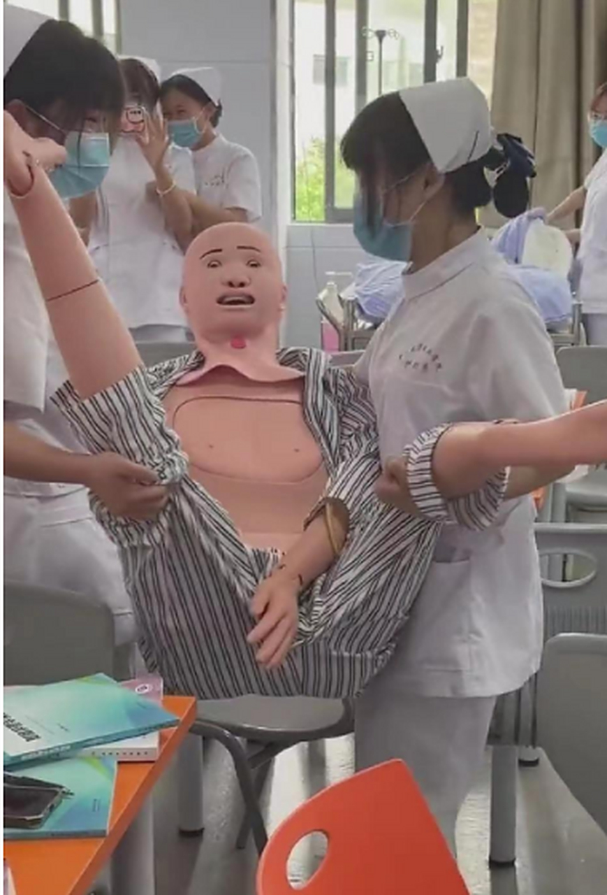 看得出来假人当时表情很无奈,能不能换我来[滑稽]