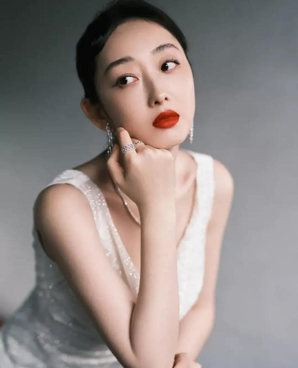 蒋梦婕美照写真 一袭银白色侧摆开叉长裙 尽显曲线美,女人味十足,魅力