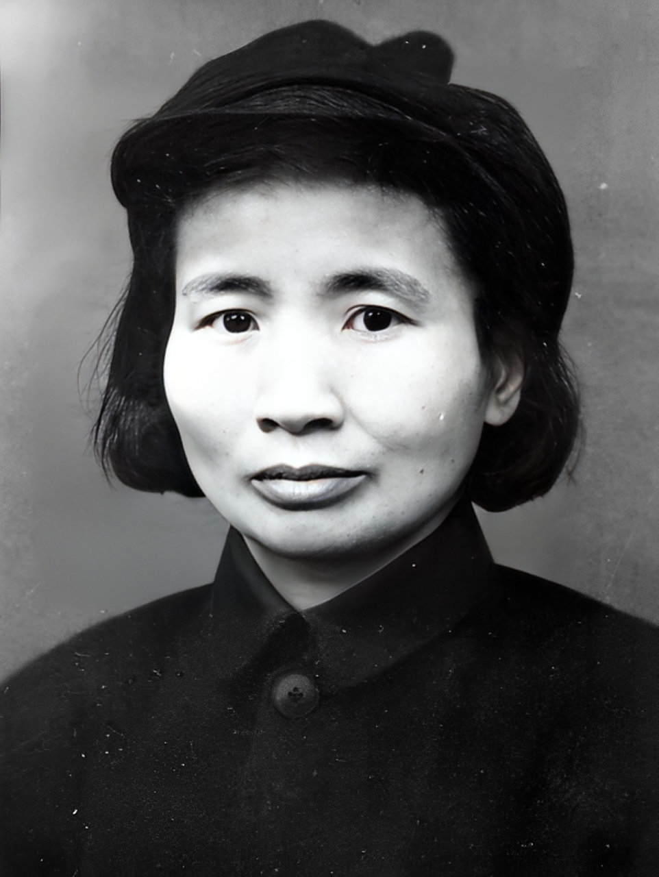 1932年,不幸被俘的钱瑛遭受折磨,每天吃发霉的食物,经常被打得体无完