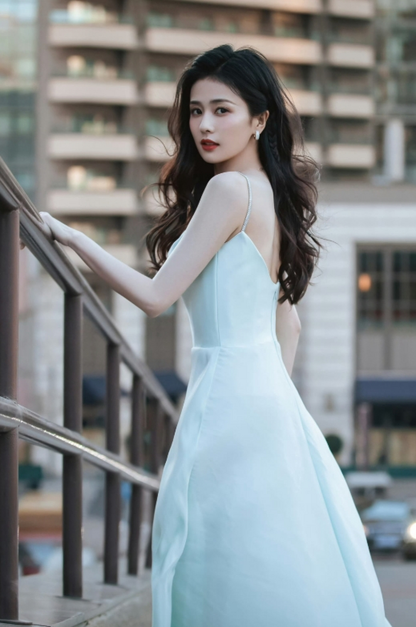 颜值清新,身材有料的#白鹿# 五官精致,眼睛明亮,鼻梁高挺,嘴唇丰润,给