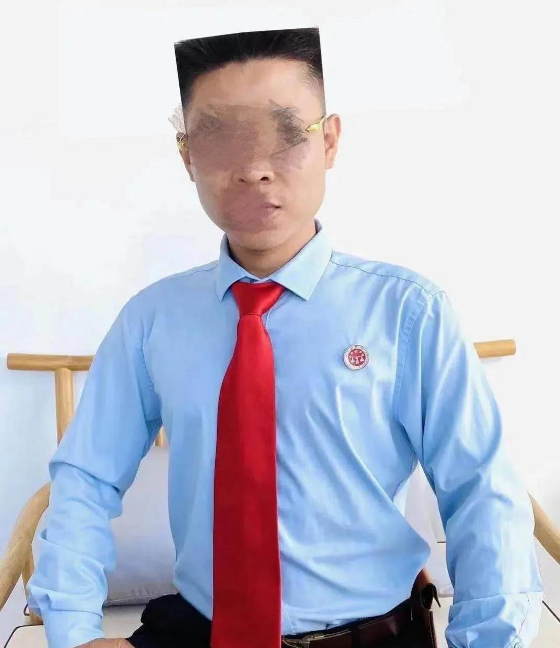 肖律的胸章,不是律师的徽章!