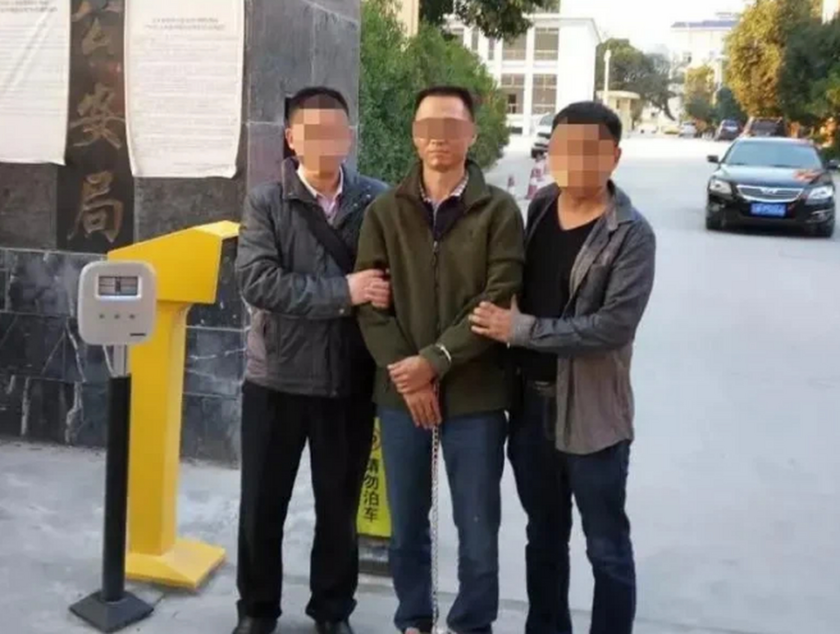 1995年,家境优渥,事业有成的陈恂敏,为了追求"刺激",策划抢劫了一辆运