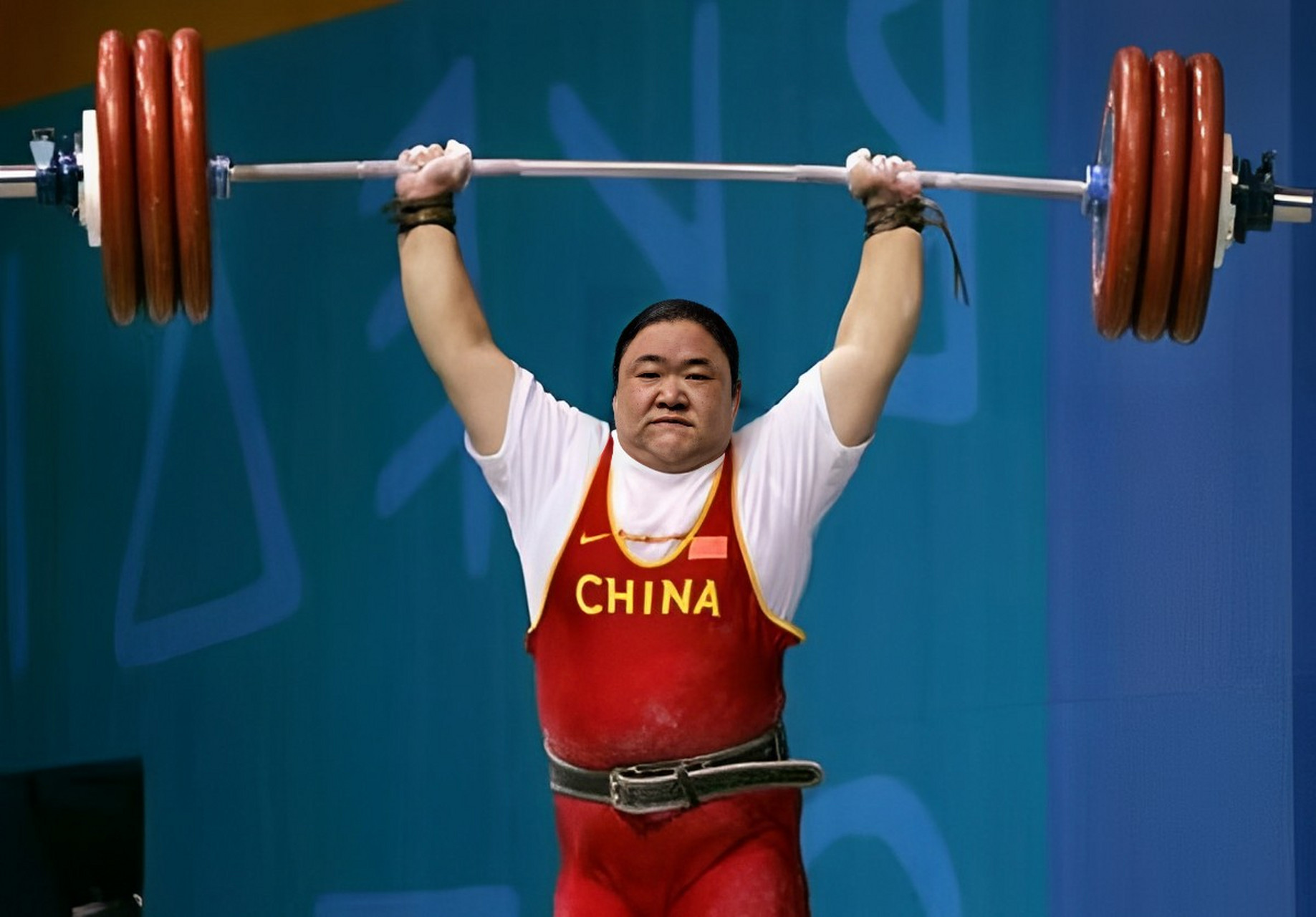 2004年,我国举重运动员唐功红为了在雅典奥运会上夺得金牌,挑战自己的