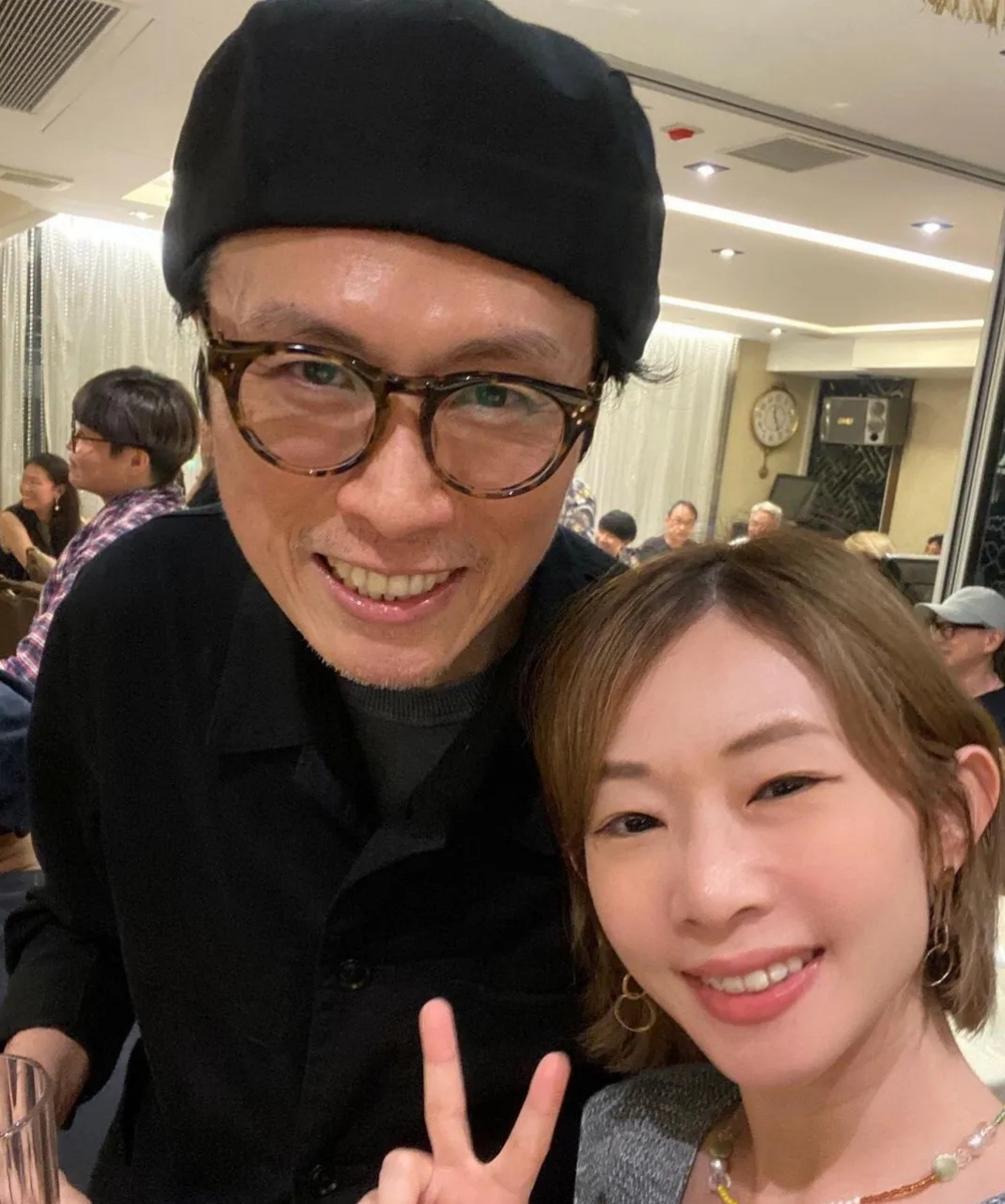 有媒体曝出了黄子华的近况,并晒出了一组照片.