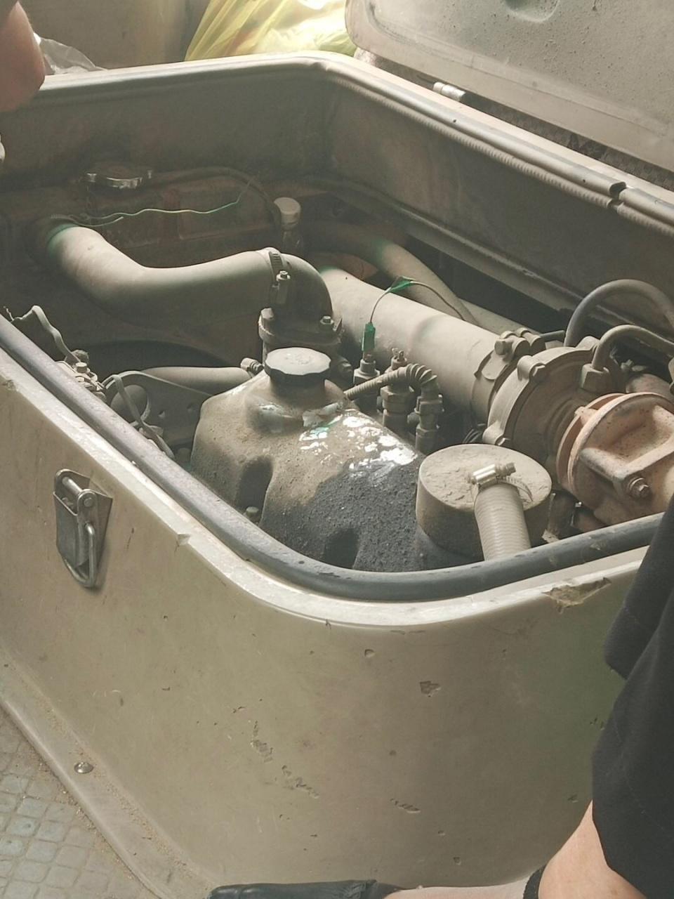 坐班车睡着了,醒了就看见这一幕,求我的心理阴影面积.