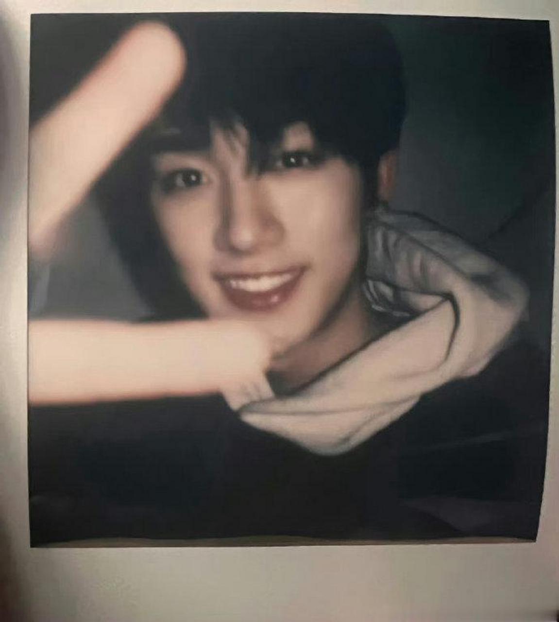 丁程鑫晒胶片感比耶自拍照# 小丁真的好好看那!