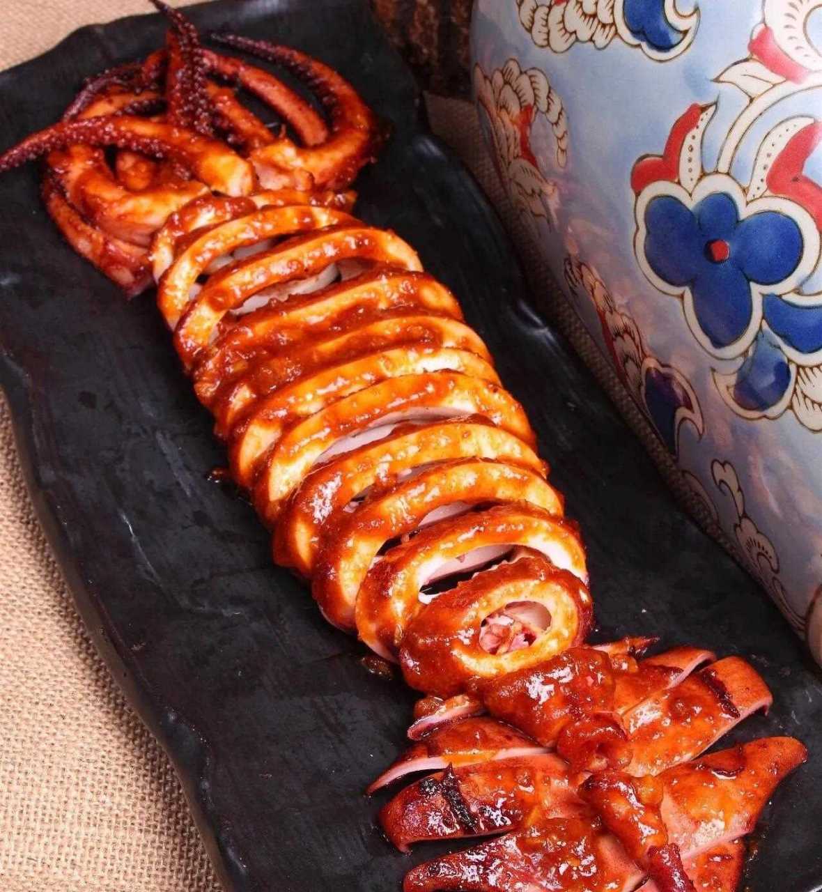 轰炸大鱿鱼鱿鱼的初加工冰鲜鱿鱼100个去膜,去内脏,洗净后放入盆中,加