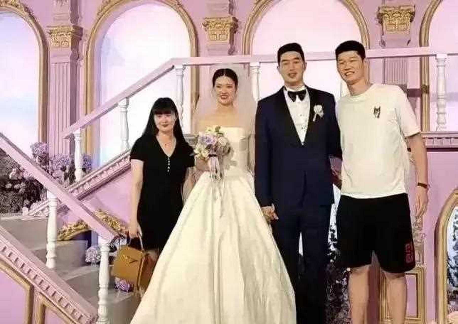 2米16的王治郅和他的第二任妻子目测只有156的周蕾最萌身高差夫妻.