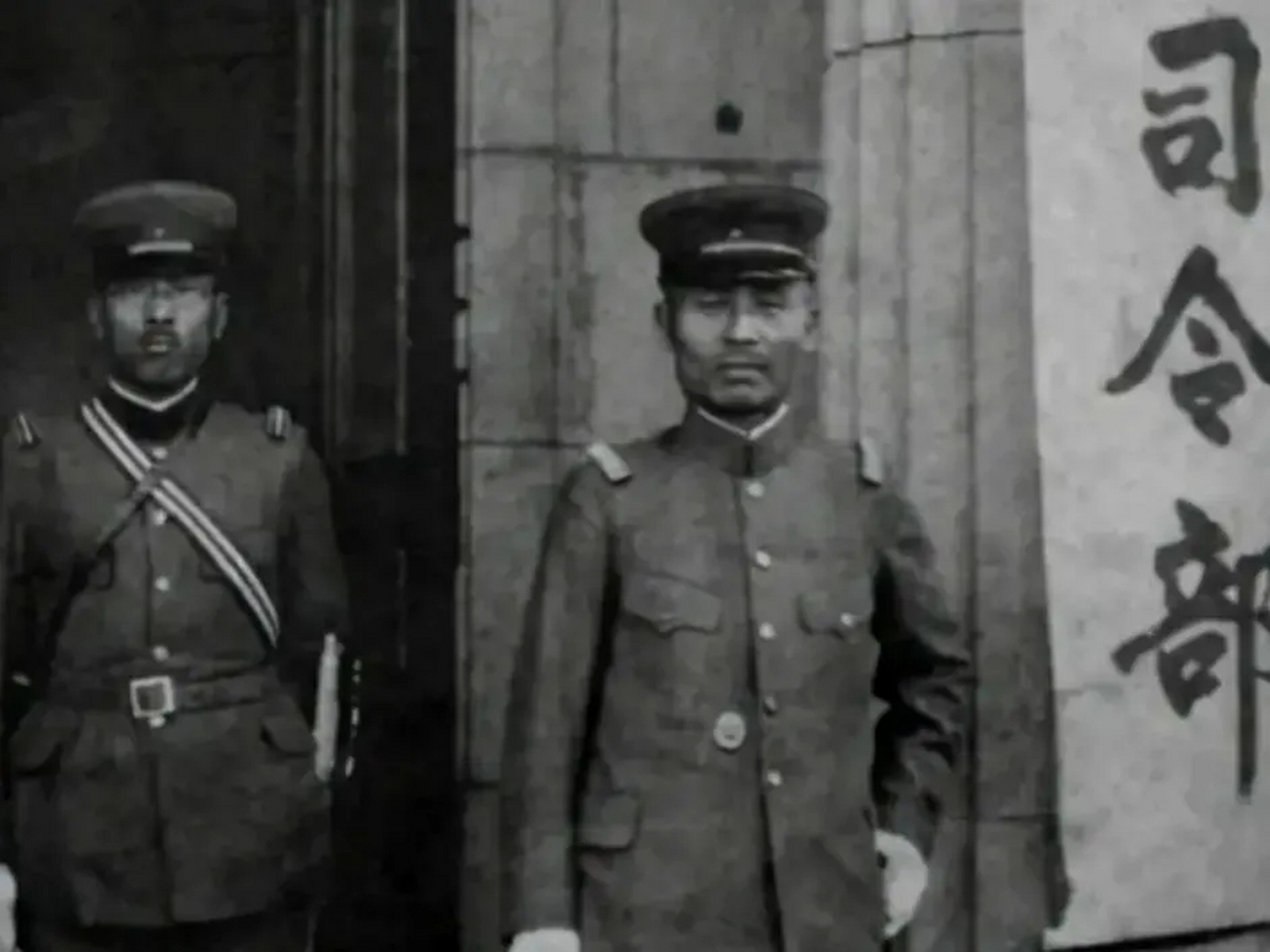 一张老照片,站在前面的是关东军司令本庄繁,他持尖刀,充满狂妄,站立在