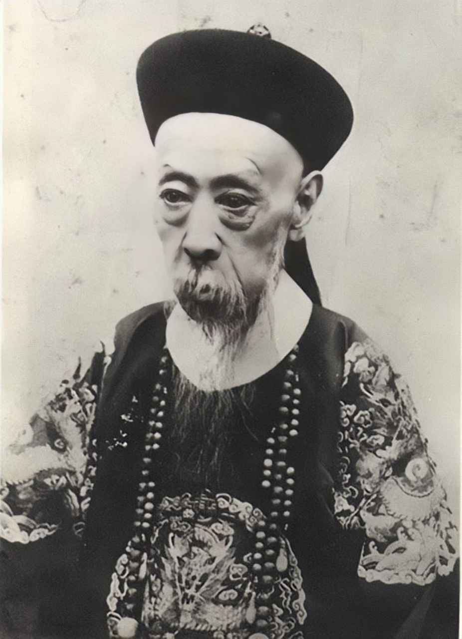 清朝最后一位铁帽子王,亲手毁了清朝 爱新觉罗·奕劻,1898年被封为铁