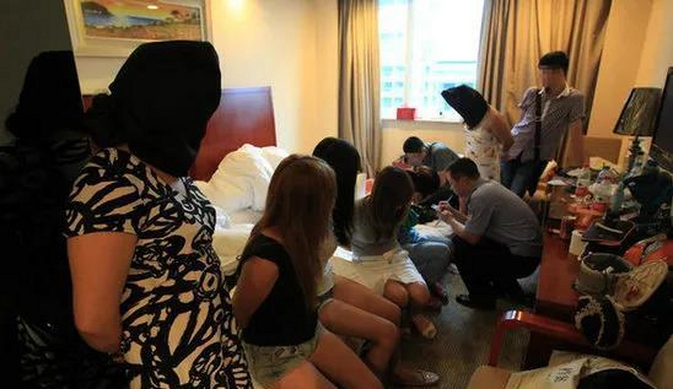 【8人组织介绍卖淫被抓,多名卖淫女子捂脸离场,交易现场不堪入目】