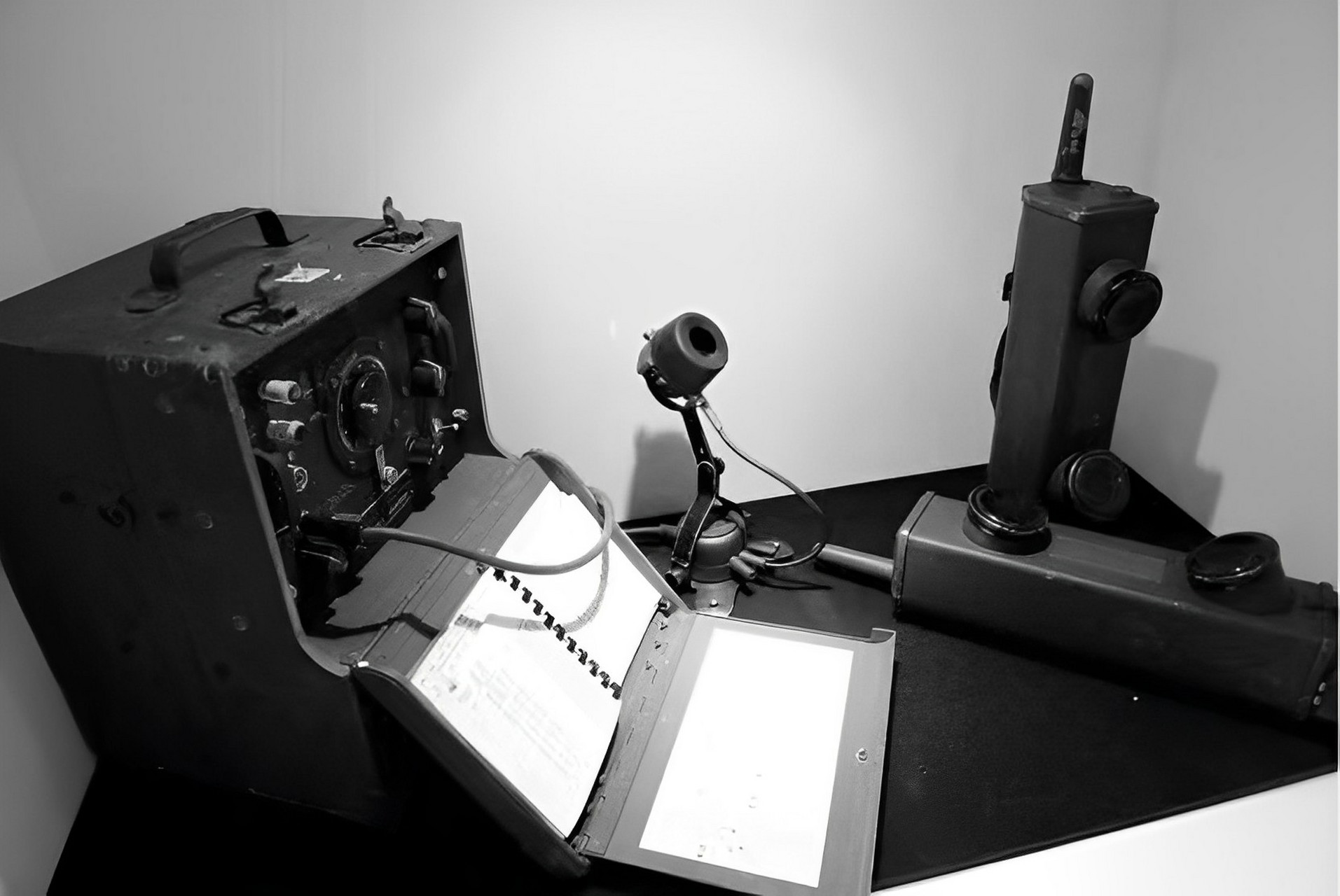 粟裕立刻改变了表情,命令道:全体出动,关闭所有电台!