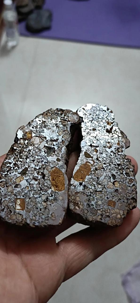 石铁陨石的金属结构网格状分布大家都知,泥浆型,单体硅酸盐石陨石的