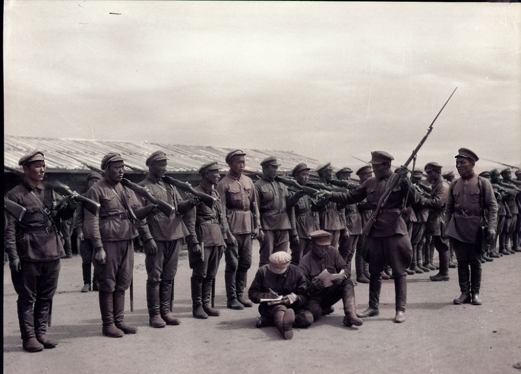 1939年,诺门坎战役,蒙古人民军协助苏联军队与日军战斗的照片,画面中