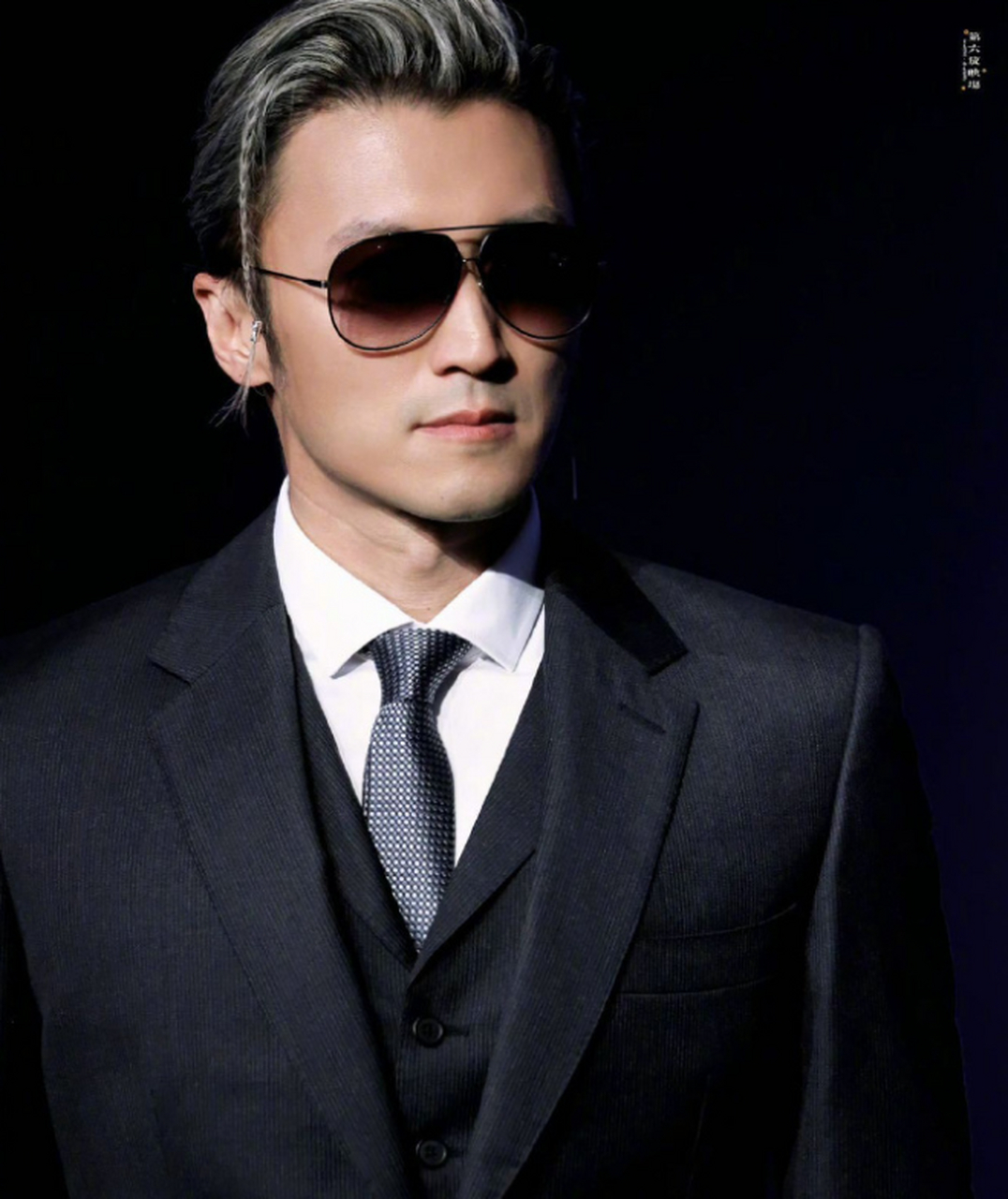 不愧是王菲爱了又爱的男人,墨镜西装领带再配上这个发型,真的好帅