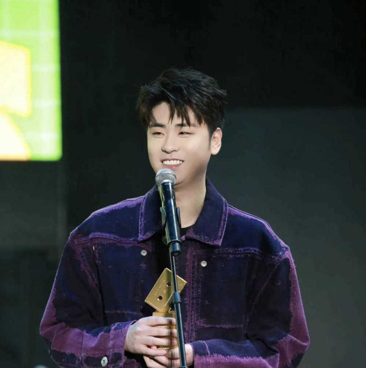 张云雷获得了流行金曲嘉年华人气歌手奖,恭喜他在歌手领域再获殊荣.