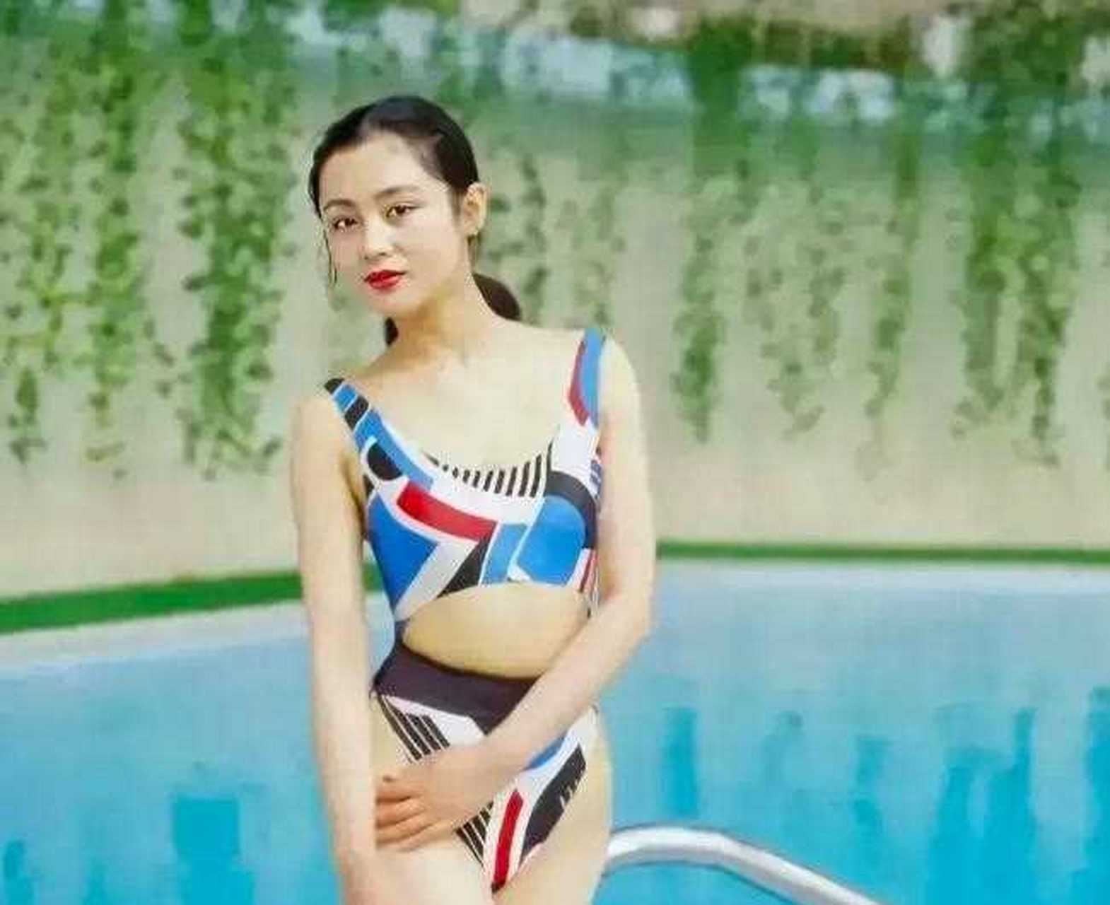 18岁的陈红真是娇嫩动人,穿泳装拍照清纯又性感,上一代女星的"原装脸"